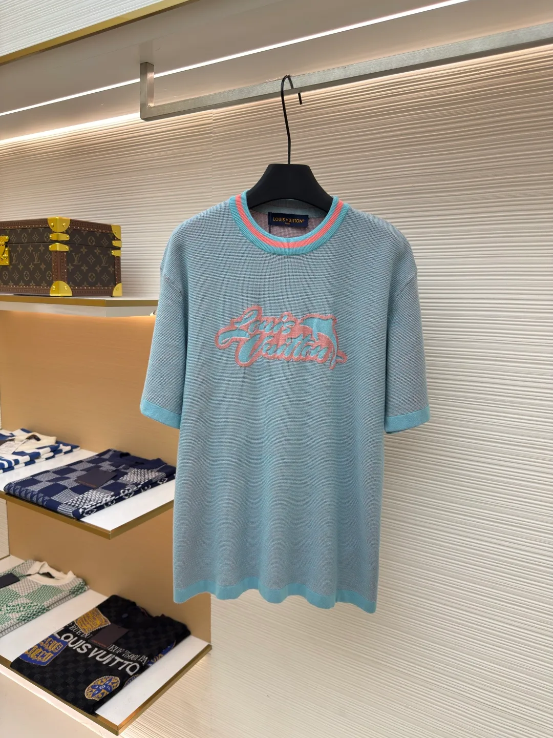 LOUIS VUITTON dolphin jacquard woolen short sleeves ●Authentic product: purchased and developed by 9150 ●Item number: 1680286-A75 ●Fabric: combed cotton ●Technology: jacquard ●Version: fitted version ●Weight: about 355 grams ●Size: XS-S-M-L ●Description: The yarn is made of 2 strips of 2/60 combed cotton on the bottom + 5 strips of polyester + 1 strip of high-elastic stretch frame. The loom is a 14-needle STOLL machine imported from Germany. Each piece of weaving takes 390 minutes. Due to the particularity of this weave, the stability requirements of the machine are very high, and many machines cannot do it. The weaving time is very long, and it is easy to have pieces when weaving the piece, and the loss will be very large. The overall wiring is straight and delicate, the fabric is comfortable and soft, and the color is consistent and has no color difference. It can be matched with the same style to create a fashionable look, and can be used in various occasions. Customized accessories, complete with three standards, same style for men and women!